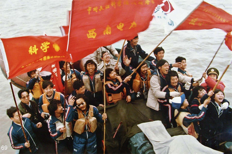 1986 年11月25日，长江科漂队抵达东海。左边第三排左三为冯春-冯春提供.jpg