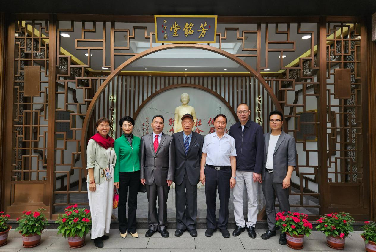 澳門宋慶齡基金會攜手偉華貿易有限公司 向濠江中學贈書助力校園文化建設