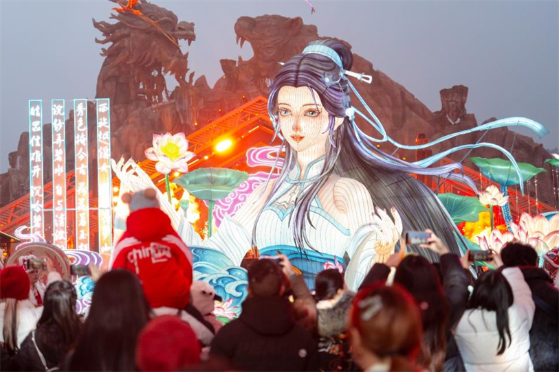 歡聚方特潮玩新春 花燈國潮點亮年味