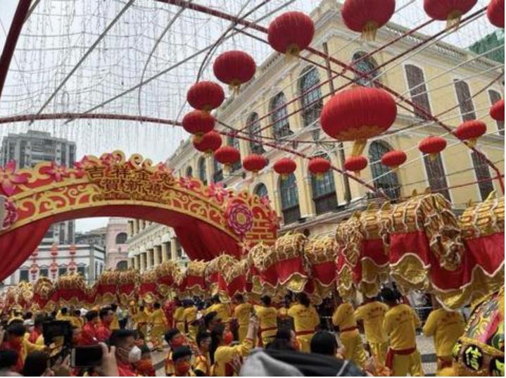 喜慶又熱鬨!澳門238米金龍獻瑞迎兔年
