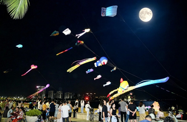 中秋國潮夜光風箏秀亮相珠唐家灣沙灘